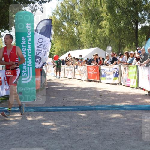 07.09.2025 - 19. Norderstedt Triathlon Zöllner http://msf.ph/oto/8784201 07.09.2025 13:08:09 Ziel 816, 828 meine-sportfotos.de
