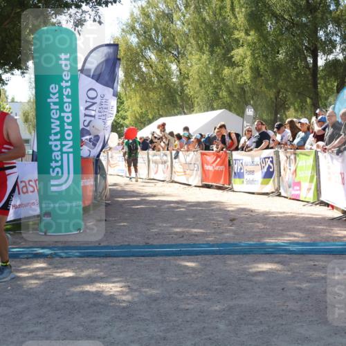 07.09.2025 - 19. Norderstedt Triathlon Zöllner http://msf.ph/oto/8784203 07.09.2025 13:08:09 Ziel 816, 828 meine-sportfotos.de