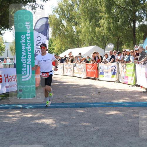 07.09.2025 - 19. Norderstedt Triathlon Zöllner http://msf.ph/oto/8784242 07.09.2025 13:08:14 Ziel 816, 828 meine-sportfotos.de