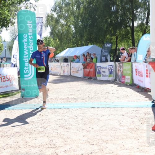 07.09.2025 - 19. Norderstedt Triathlon Zöllner http://msf.ph/oto/8784328 07.09.2025 15:20:17 Ziel 1039 meine-sportfotos.de