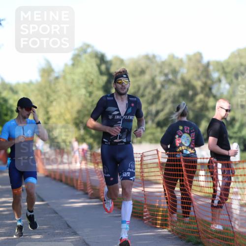 07.09.2025 - 19. Norderstedt Triathlon Michael Strokosch http://msf.ph/oto/8784658 07.09.2025 16:14:37 Laufen 425, 527, 528, 938, 1073, 1433 meine-sportfotos.de