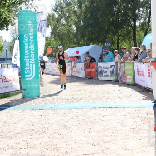 07.09.2025 - 19. Norderstedt Triathlon Zöllner http://msf.ph/oto/8784669 07.09.2025 15:23:09 Ziel 999, 1016 meine-sportfotos.de