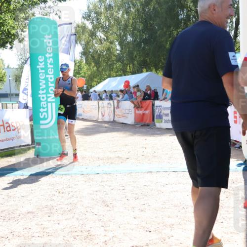 07.09.2025 - 19. Norderstedt Triathlon Zöllner http://msf.ph/oto/8784730 07.09.2025 15:24:03 Ziel 976, 988 meine-sportfotos.de