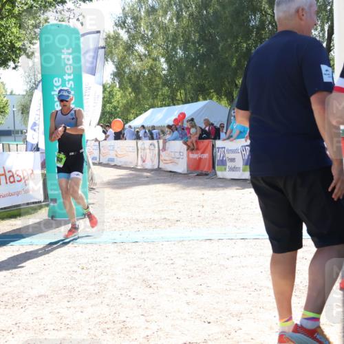 07.09.2025 - 19. Norderstedt Triathlon Zöllner http://msf.ph/oto/8784736 07.09.2025 15:24:03 Ziel 976, 988 meine-sportfotos.de