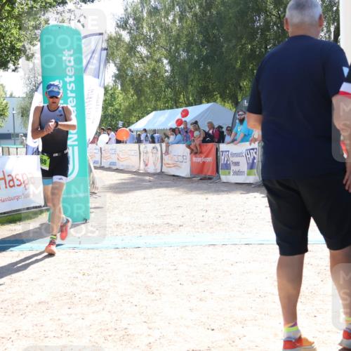 07.09.2025 - 19. Norderstedt Triathlon Zöllner http://msf.ph/oto/8784741 07.09.2025 15:24:03 Ziel 976, 988 meine-sportfotos.de