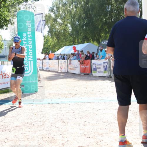 07.09.2025 - 19. Norderstedt Triathlon Zöllner http://msf.ph/oto/8784744 07.09.2025 15:24:03 Ziel 976, 988 meine-sportfotos.de