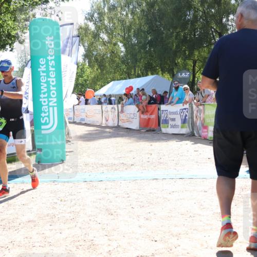 07.09.2025 - 19. Norderstedt Triathlon Zöllner http://msf.ph/oto/8784747 07.09.2025 15:24:04 Ziel 976, 988 meine-sportfotos.de