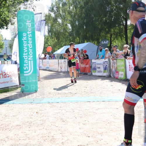 07.09.2025 - 19. Norderstedt Triathlon Zöllner http://msf.ph/oto/8784755 07.09.2025 15:24:24 Ziel 978 meine-sportfotos.de