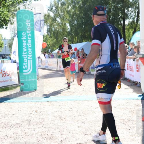07.09.2025 - 19. Norderstedt Triathlon Zöllner http://msf.ph/oto/8784765 07.09.2025 15:24:25 Ziel 978 meine-sportfotos.de