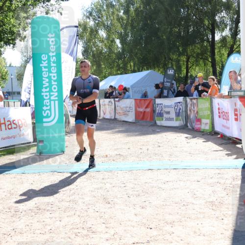 07.09.2025 - 19. Norderstedt Triathlon Zöllner http://msf.ph/oto/8785304 07.09.2025 15:29:26 Ziel 394, 990, 991 meine-sportfotos.de