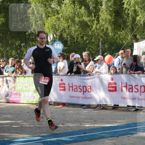 07.09.2025 - 19. Norderstedt Triathlon Zöllner http://msf.ph/oto/8785312 07.09.2025 12:39:43 Ziel 826, 849 meine-sportfotos.de