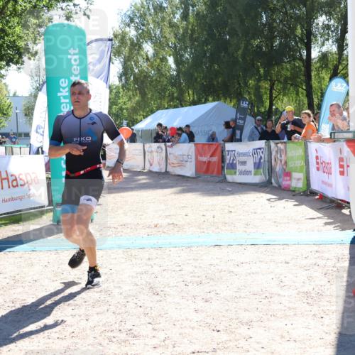 07.09.2025 - 19. Norderstedt Triathlon Zöllner http://msf.ph/oto/8785314 07.09.2025 15:29:27 Ziel 394, 990, 991 meine-sportfotos.de