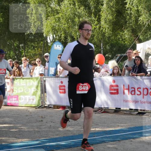 07.09.2025 - 19. Norderstedt Triathlon Zöllner http://msf.ph/oto/8785315 07.09.2025 12:39:43 Ziel 826, 849 meine-sportfotos.de
