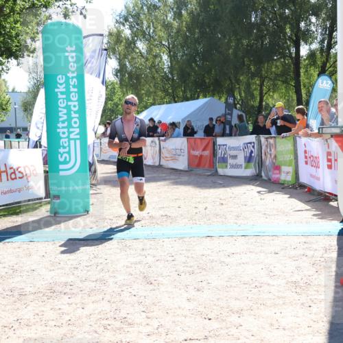 07.09.2025 - 19. Norderstedt Triathlon Zöllner http://msf.ph/oto/8785324 07.09.2025 15:29:30 Ziel 990, 991 meine-sportfotos.de