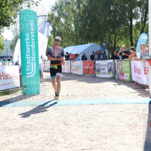 07.09.2025 - 19. Norderstedt Triathlon Zöllner http://msf.ph/oto/8785327 07.09.2025 15:29:30 Ziel 990, 991 meine-sportfotos.de