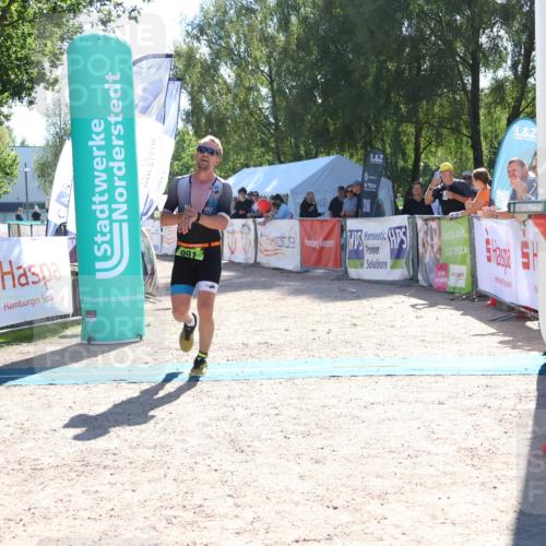 07.09.2025 - 19. Norderstedt Triathlon Zöllner http://msf.ph/oto/8785332 07.09.2025 15:29:31 Ziel 990, 991 meine-sportfotos.de