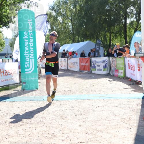 07.09.2025 - 19. Norderstedt Triathlon Zöllner http://msf.ph/oto/8785335 07.09.2025 15:29:31 Ziel 990, 991 meine-sportfotos.de