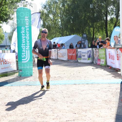 07.09.2025 - 19. Norderstedt Triathlon Zöllner http://msf.ph/oto/8785339 07.09.2025 15:29:31 Ziel 990, 991 meine-sportfotos.de