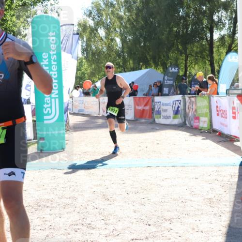 07.09.2025 - 19. Norderstedt Triathlon Zöllner http://msf.ph/oto/8785388 07.09.2025 15:29:44 Ziel 1020, 1027 meine-sportfotos.de
