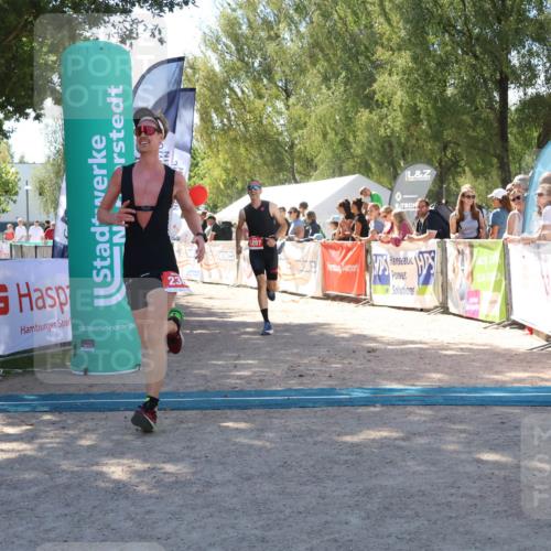 07.09.2025 - 19. Norderstedt Triathlon Zöllner http://msf.ph/oto/8785433 07.09.2025 13:16:04 Ziel 236, 1297 meine-sportfotos.de
