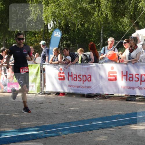 07.09.2025 - 19. Norderstedt Triathlon Zöllner http://msf.ph/oto/8785568 07.09.2025 12:46:46 Ziel 1233 meine-sportfotos.de