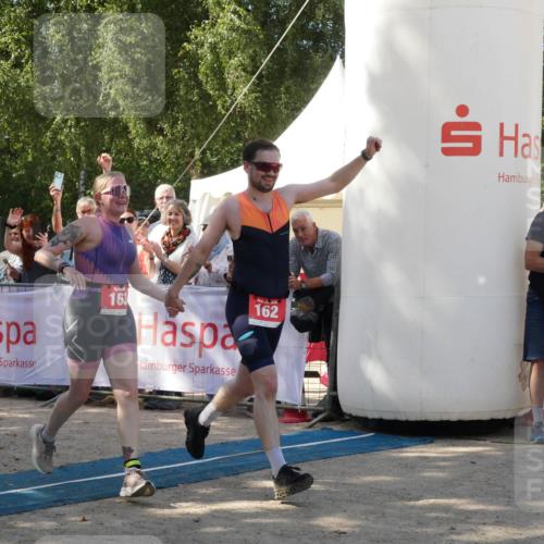 07.09.2025 - 19. Norderstedt Triathlon Zöllner http://msf.ph/oto/8785826 07.09.2025 12:51:58 Ziel 162, 163 meine-sportfotos.de