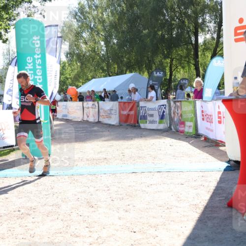 07.09.2025 - 19. Norderstedt Triathlon Zöllner http://msf.ph/oto/8786422 07.09.2025 15:40:24 Ziel 977, 982 meine-sportfotos.de