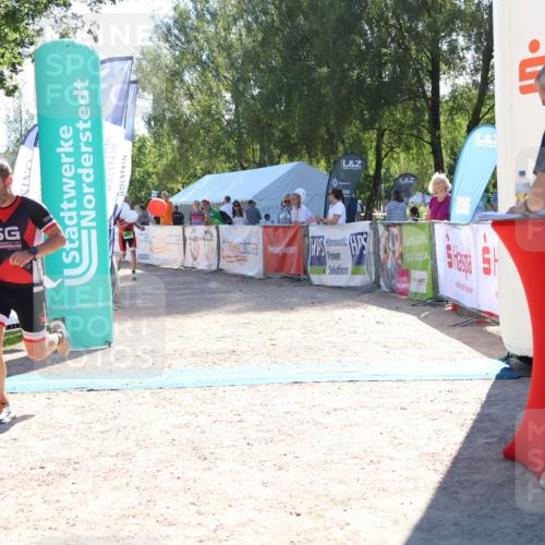 07.09.2025 - 19. Norderstedt Triathlon Zöllner http://msf.ph/oto/8786425 07.09.2025 15:40:24 Ziel 977, 982 meine-sportfotos.de