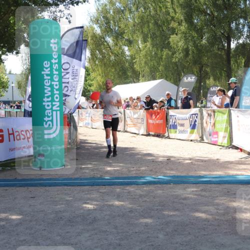 07.09.2025 - 19. Norderstedt Triathlon Zöllner http://msf.ph/oto/8786429 07.09.2025 13:25:35 Ziel 813, 1230 meine-sportfotos.de