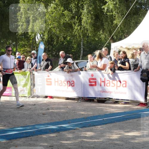 07.09.2025 - 19. Norderstedt Triathlon Zöllner http://msf.ph/oto/8786587 07.09.2025 13:05:55 Ziel 737, 738 meine-sportfotos.de