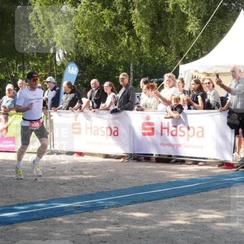 07.09.2025 - 19. Norderstedt Triathlon Zöllner http://msf.ph/oto/8786756 07.09.2025 13:08:15 Ziel 816, 828 meine-sportfotos.de