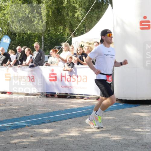 07.09.2025 - 19. Norderstedt Triathlon Zöllner http://msf.ph/oto/8786768 07.09.2025 13:08:16 Ziel 816, 828 meine-sportfotos.de
