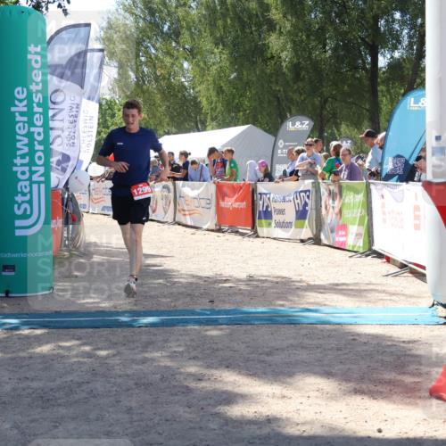 07.09.2025 - 19. Norderstedt Triathlon Zöllner http://msf.ph/oto/8788260 07.09.2025 13:41:25 Ziel 742, 1299 meine-sportfotos.de