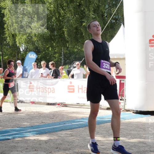 07.09.2025 - 19. Norderstedt Triathlon Zöllner http://msf.ph/oto/8788594 07.09.2025 13:49:28 Ziel 320, 789 meine-sportfotos.de