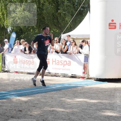 07.09.2025 - 19. Norderstedt Triathlon Zöllner http://msf.ph/oto/8788622 07.09.2025 13:50:31 Ziel 232 meine-sportfotos.de
