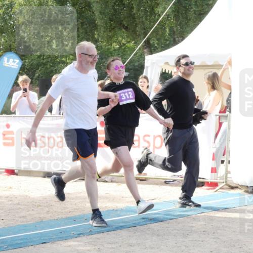 07.09.2025 - 19. Norderstedt Triathlon Zöllner http://msf.ph/oto/8788999 07.09.2025 13:58:27 Ziel 298, 312 meine-sportfotos.de