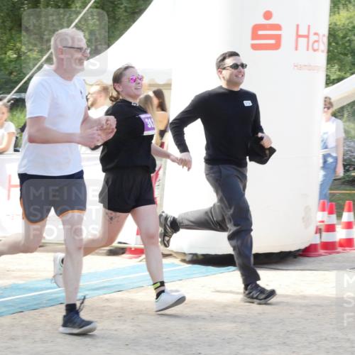 07.09.2025 - 19. Norderstedt Triathlon Zöllner http://msf.ph/oto/8789003 07.09.2025 13:58:28 Ziel 298, 312 meine-sportfotos.de