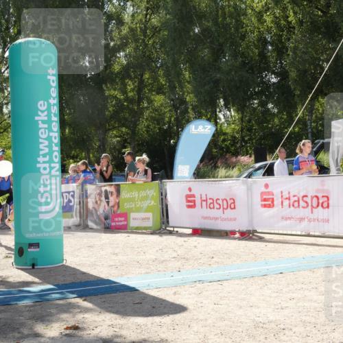07.09.2025 - 19. Norderstedt Triathlon Zöllner http://msf.ph/oto/8789559 07.09.2025 15:16:14 Ziel 1037, 1038 meine-sportfotos.de