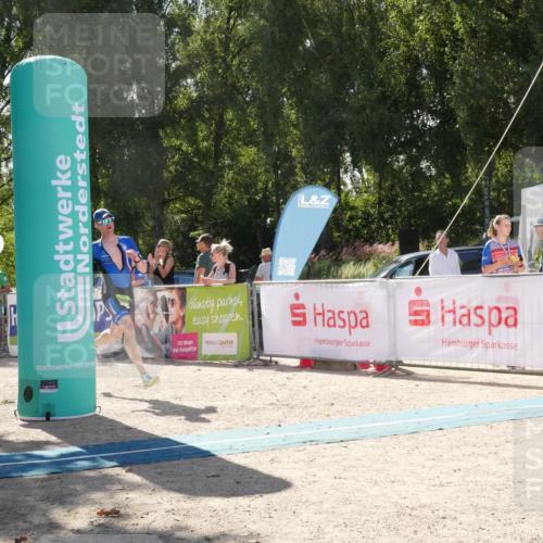 07.09.2025 - 19. Norderstedt Triathlon Zöllner http://msf.ph/oto/8789563 07.09.2025 15:16:14 Ziel 1037, 1038 meine-sportfotos.de