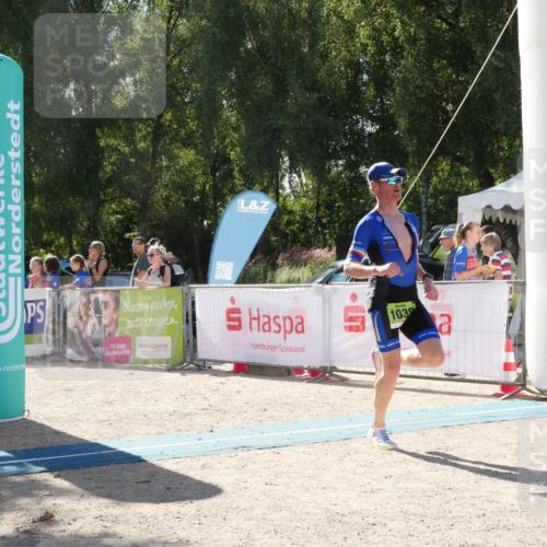 07.09.2025 - 19. Norderstedt Triathlon Zöllner http://msf.ph/oto/8789566 07.09.2025 15:16:15 Ziel 1037, 1038 meine-sportfotos.de