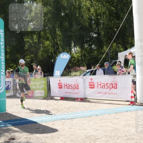 07.09.2025 - 19. Norderstedt Triathlon Zöllner http://msf.ph/oto/8789572 07.09.2025 15:16:16 Ziel 962, 1037, 1038 meine-sportfotos.de