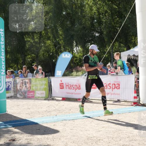 07.09.2025 - 19. Norderstedt Triathlon Zöllner http://msf.ph/oto/8789579 07.09.2025 15:16:16 Ziel 962, 1037, 1038 meine-sportfotos.de