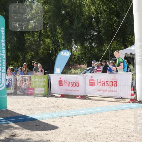 07.09.2025 - 19. Norderstedt Triathlon Zöllner http://msf.ph/oto/8789586 07.09.2025 15:16:17 Ziel 962, 1037, 1038 meine-sportfotos.de