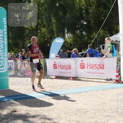 07.09.2025 - 19. Norderstedt Triathlon Zöllner http://msf.ph/oto/8789599 07.09.2025 15:16:21 Ziel 962, 1037, 1038 meine-sportfotos.de