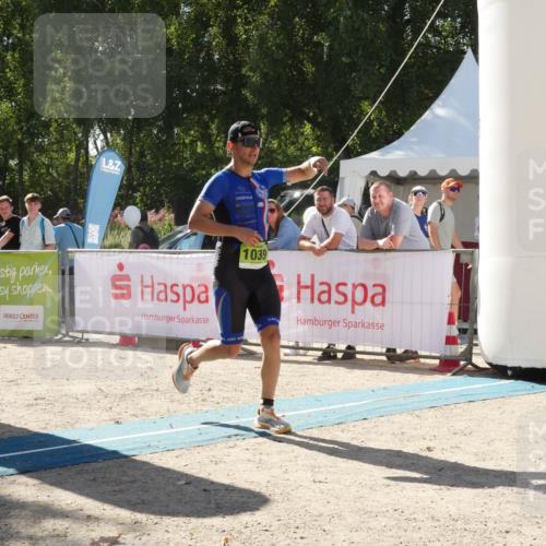 07.09.2025 - 19. Norderstedt Triathlon Zöllner http://msf.ph/oto/8789746 07.09.2025 15:20:19 Ziel 1039 meine-sportfotos.de