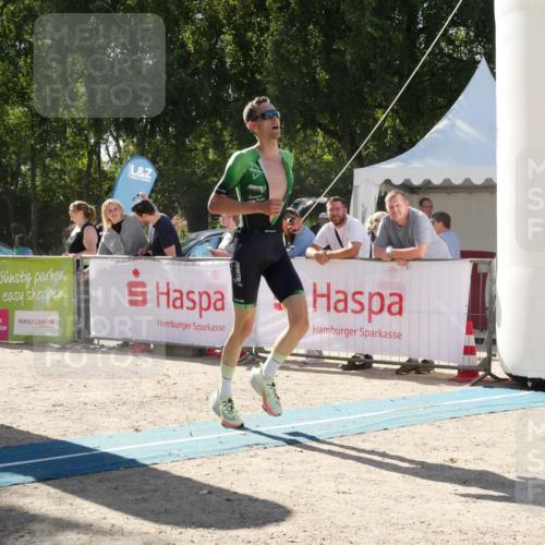 07.09.2025 - 19. Norderstedt Triathlon Zöllner http://msf.ph/oto/8789802 07.09.2025 15:21:51 Ziel 979, 1014 meine-sportfotos.de