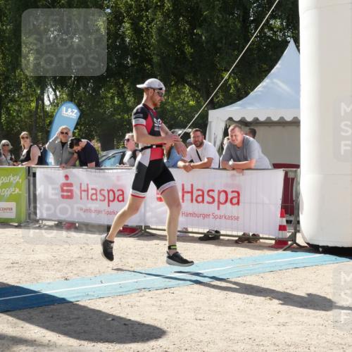 07.09.2025 - 19. Norderstedt Triathlon Zöllner http://msf.ph/oto/8789819 07.09.2025 15:21:54 Ziel 979, 1014 meine-sportfotos.de