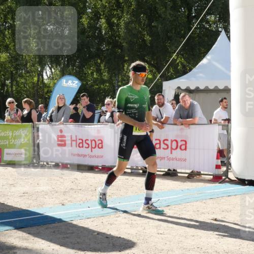 07.09.2025 - 19. Norderstedt Triathlon Zöllner http://msf.ph/oto/8789917 07.09.2025 15:23:15 Ziel 999, 1016 meine-sportfotos.de