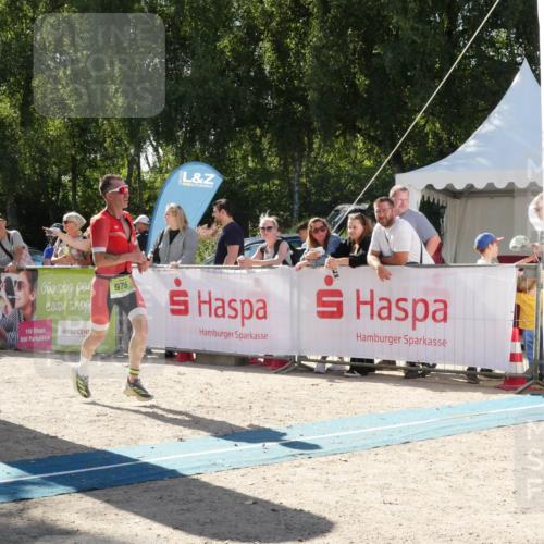 07.09.2025 - 19. Norderstedt Triathlon Zöllner http://msf.ph/oto/8789919 07.09.2025 15:24:01 Ziel 976, 988 meine-sportfotos.de