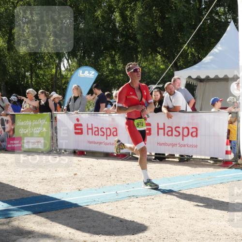 07.09.2025 - 19. Norderstedt Triathlon Zöllner http://msf.ph/oto/8789923 07.09.2025 15:24:02 Ziel 976, 988 meine-sportfotos.de